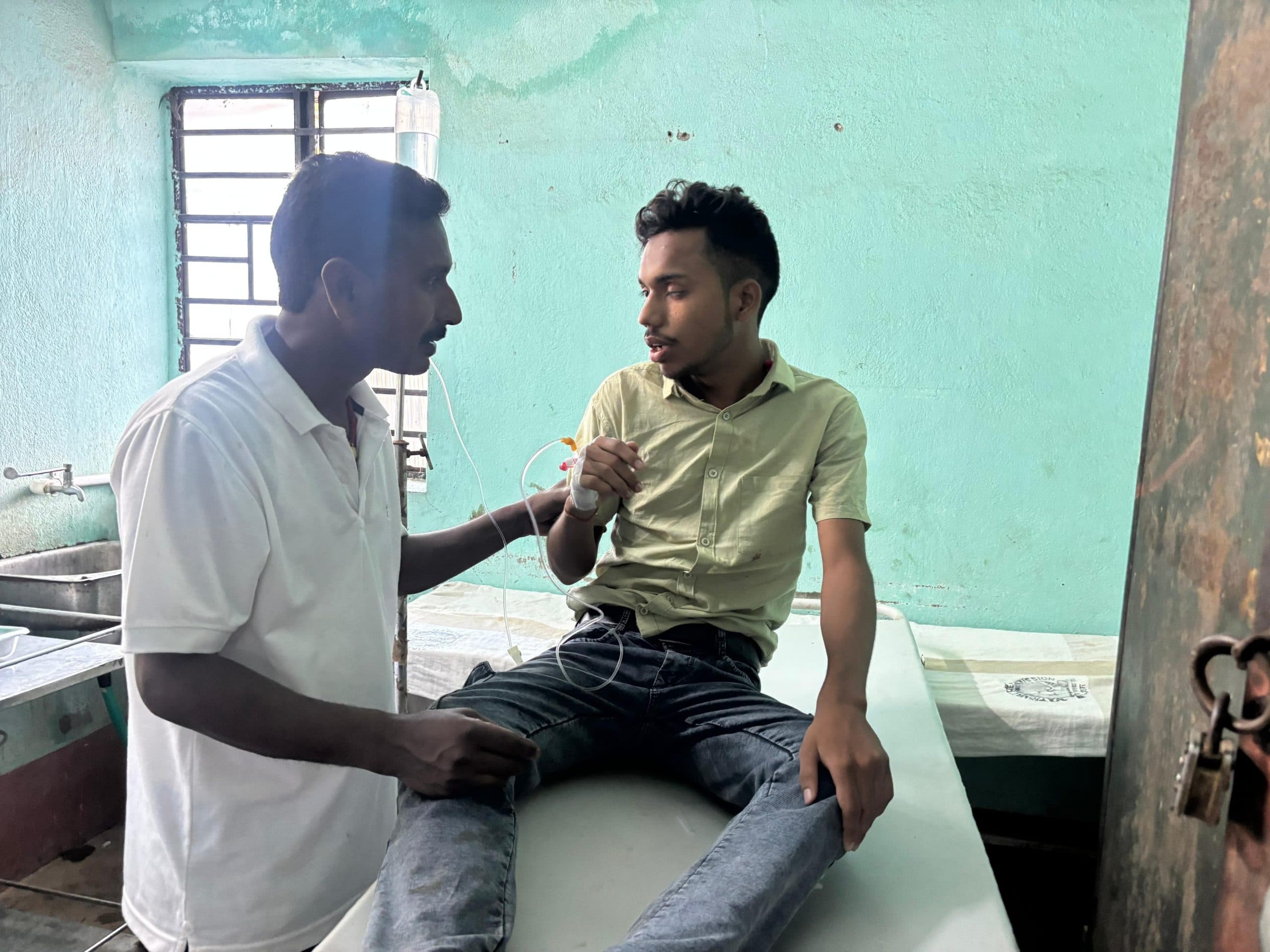 हाइवा से टकरायी बाइक, दो घायल, दोनों रेफर