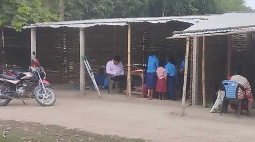 Motihari: खुले आसमान के नीचे पढ़ने को मजबूर हैं बच्चें