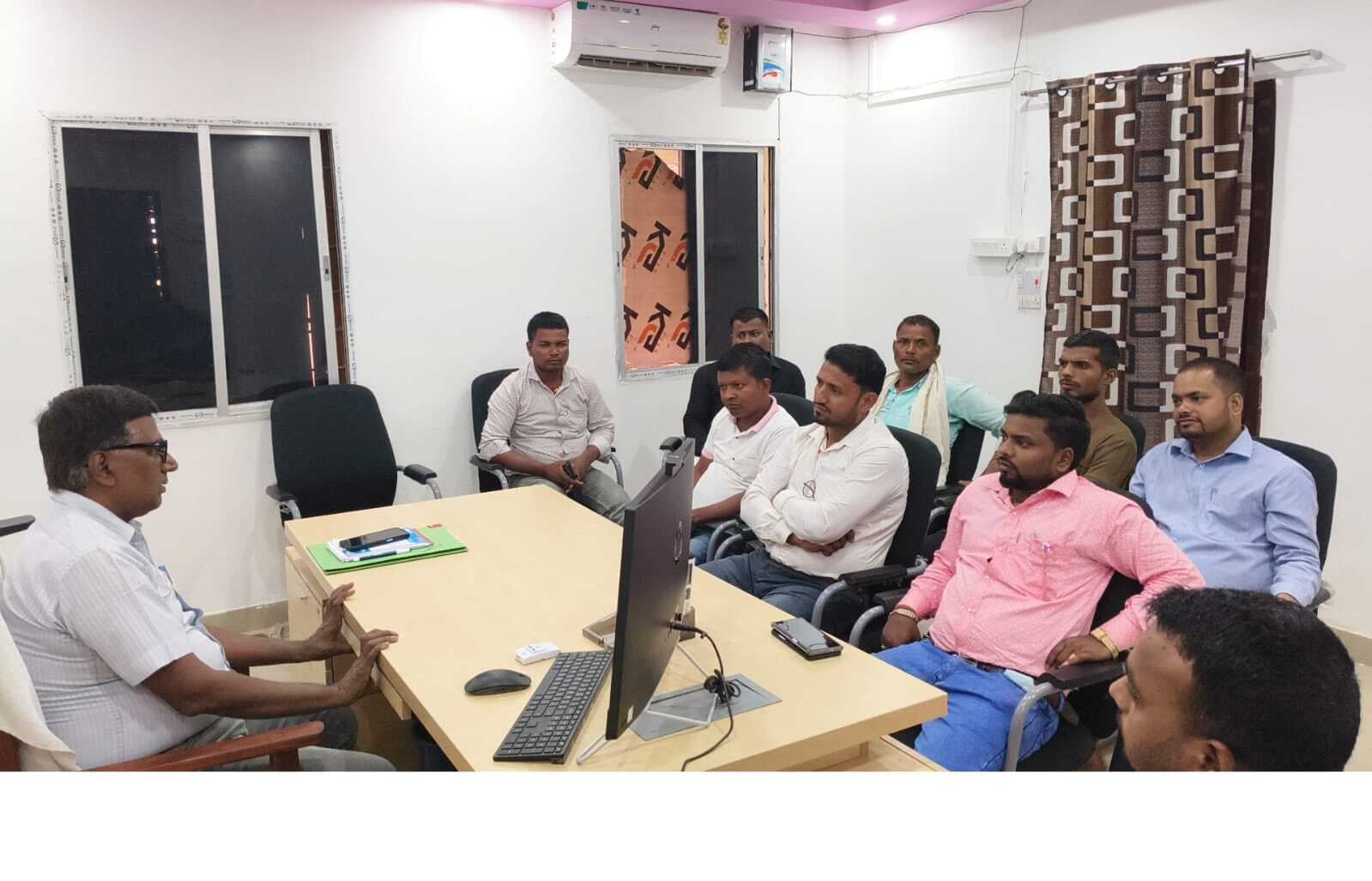 नगर पंचायत कार्यालय में बैठक कर बीएलओ को दिए मतदाता पुनरीक्षण कार्य में तेजी लाने के निर्देश