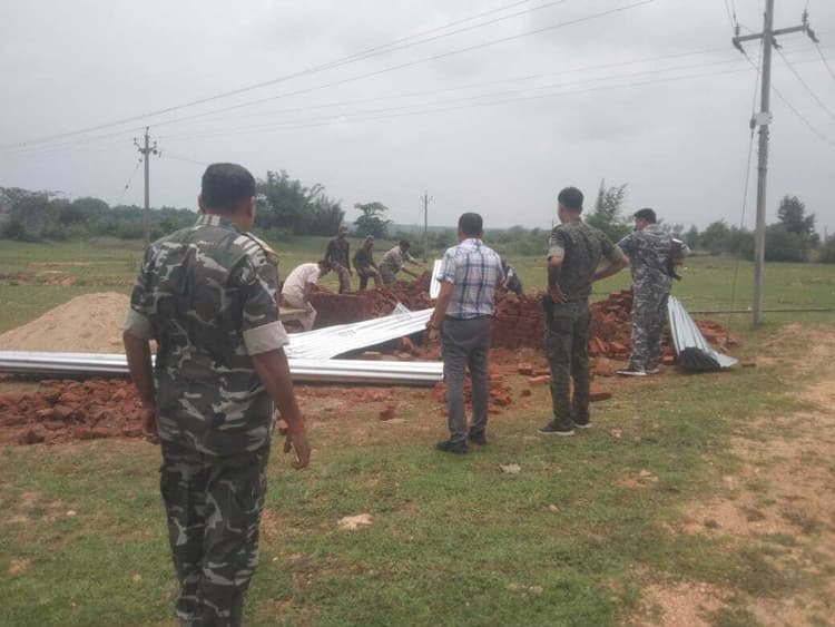 Giridih News :गैरमजरूआ जमीन पर बन रहे घर को तोड़ा