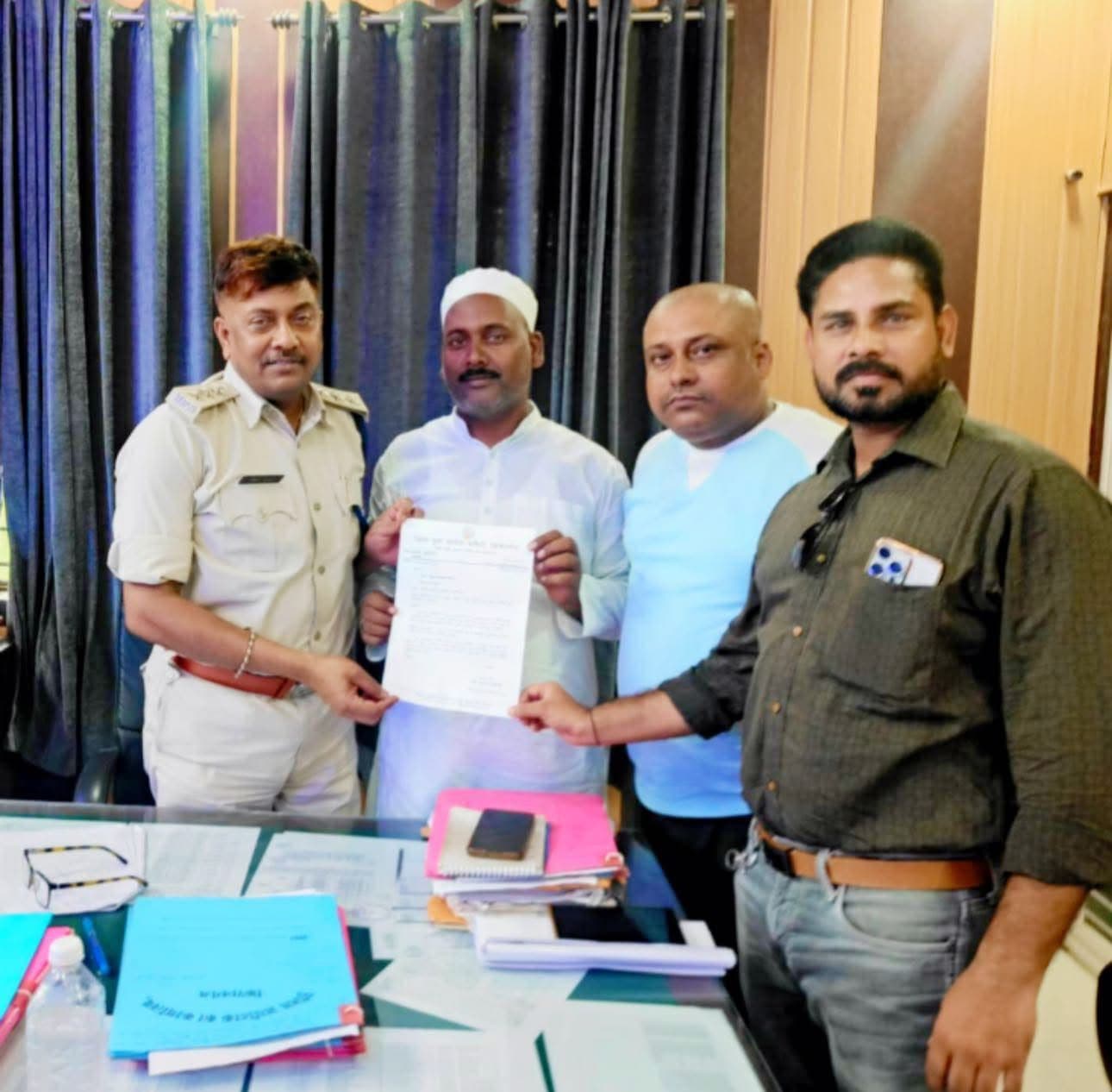 कांग्रेसियों ने किया पुलिसकर्मियों पर कार्रवाही की मांग