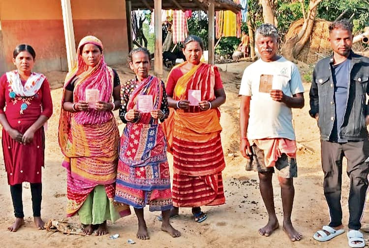 east singhbhum news: गरीबों के हक के अनाज में कटौती, नाराज कार्डधारियों ने की जांच की मांग