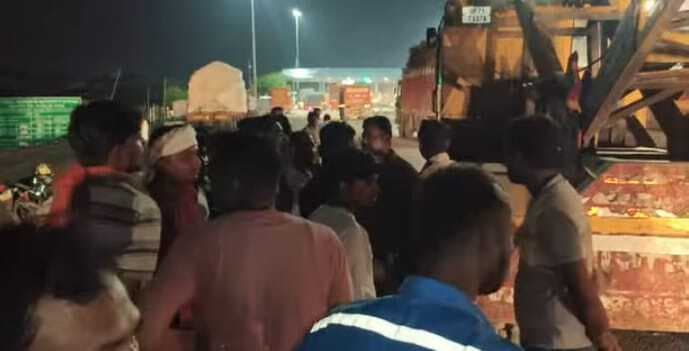 ट्रैक्टर को बचाने के दौरान डिवाइडर से टकराया कंटेनर