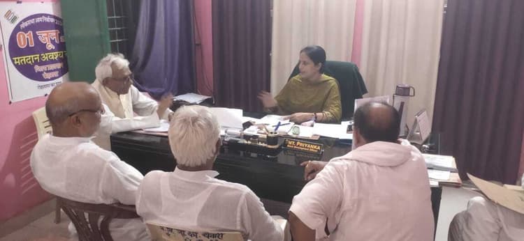 नेशनल सीनियर सिटीजन एसोसिएशन ने प्रखंड मुख्यालय पर दिया धरना