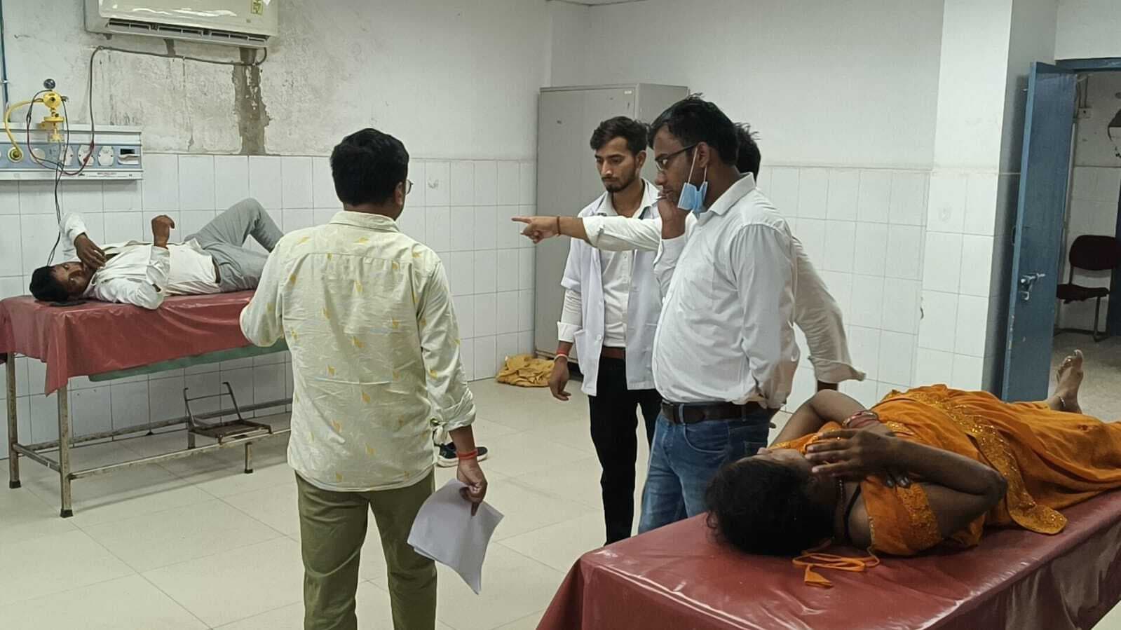 अनियंत्रित बाइक से गिरकर तीन लोग घायल