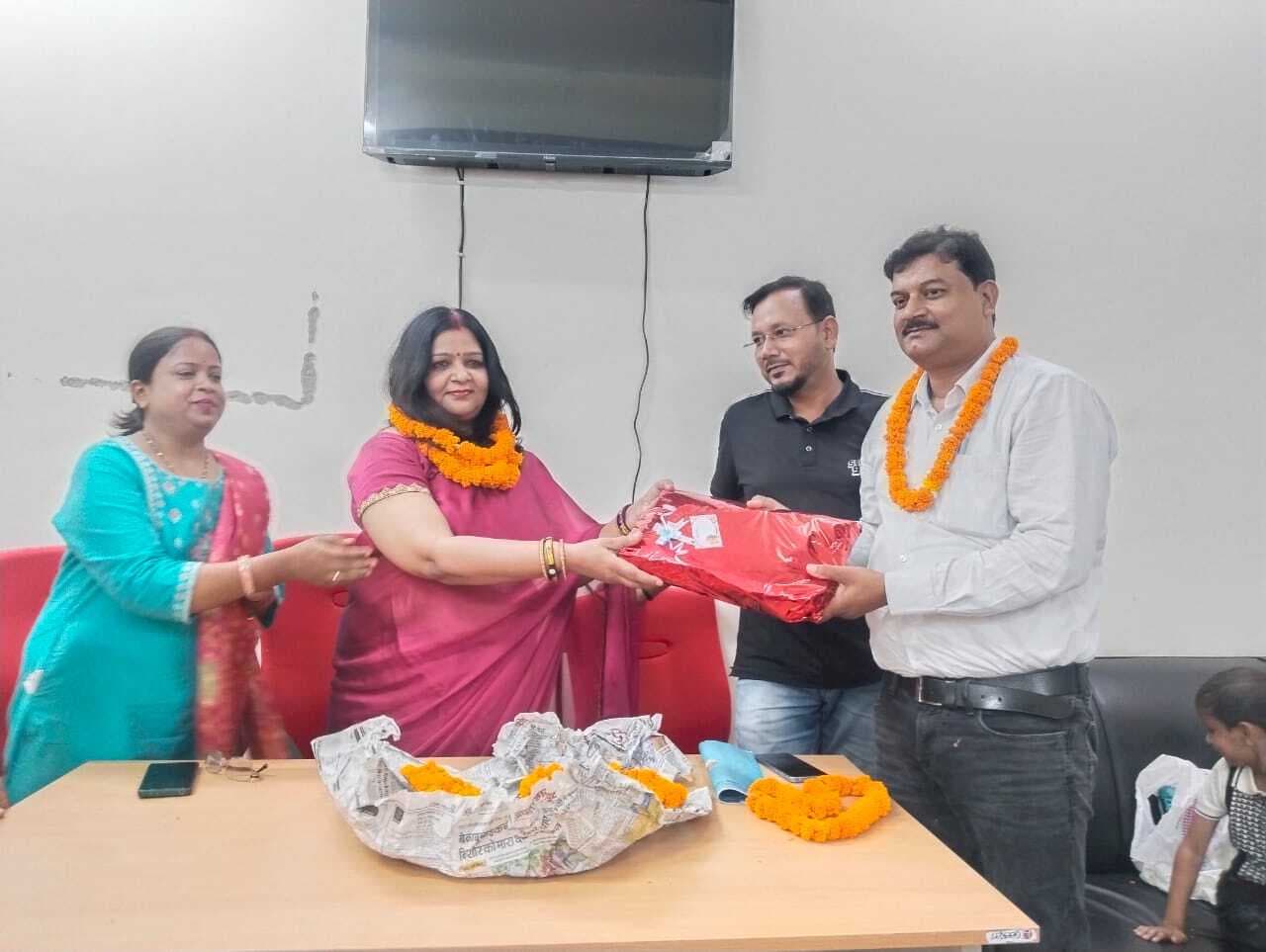 hajipur news. सेवानिवृत्ति व ट्रांसफर पर सम्मानित कर दी गयी विदाई