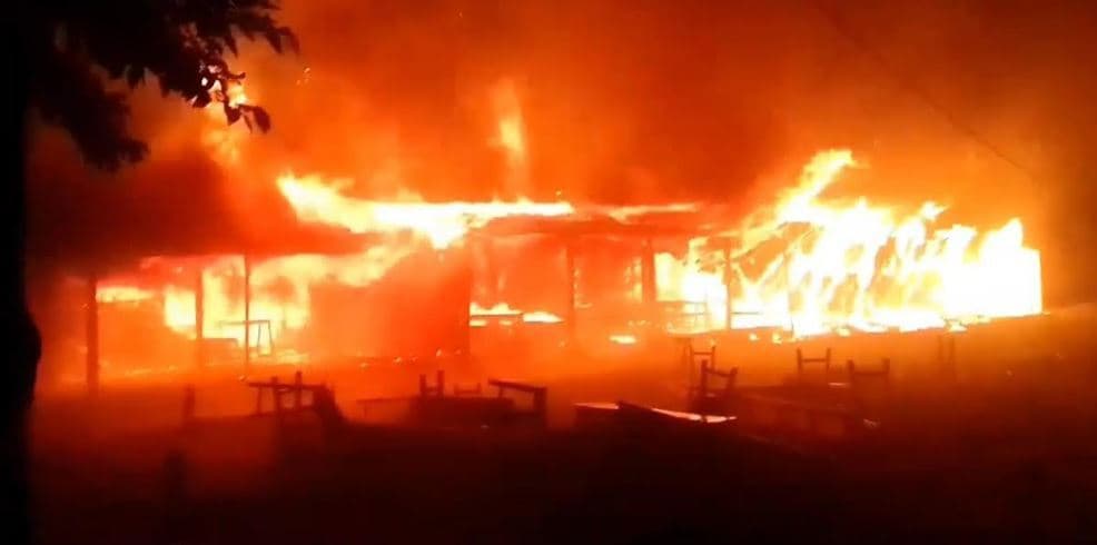 निजी स्कूल में आग से चार कमरे जले, शिक्षण सामग्री भी नष्ट