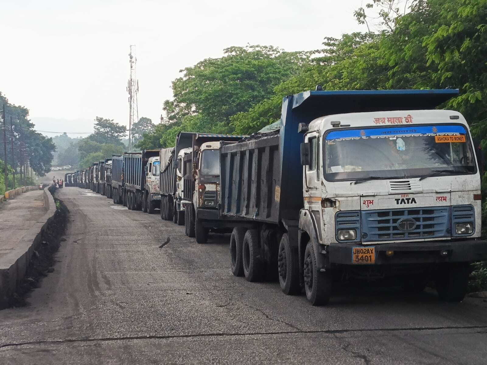 नियमानुसार कोयला ढुलाई की मांग को लेकर डंपर मालिक आंदोलित