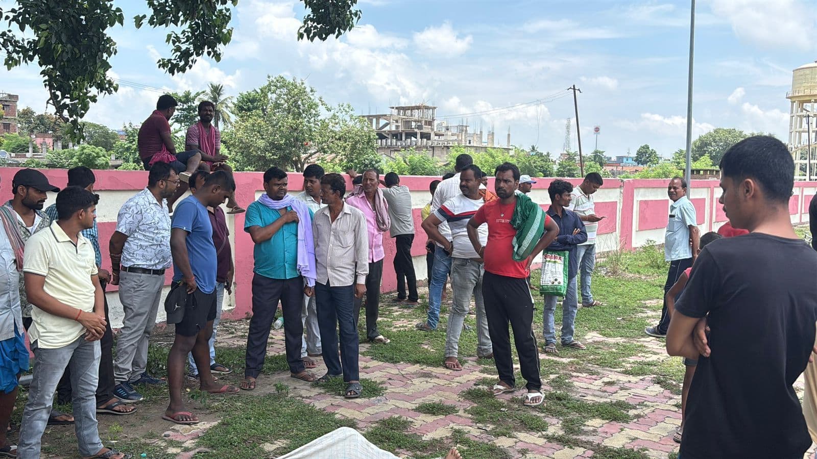 ट्रेन से उतरने के दौरान गिरने से एक व्यक्ति की हुई मौत