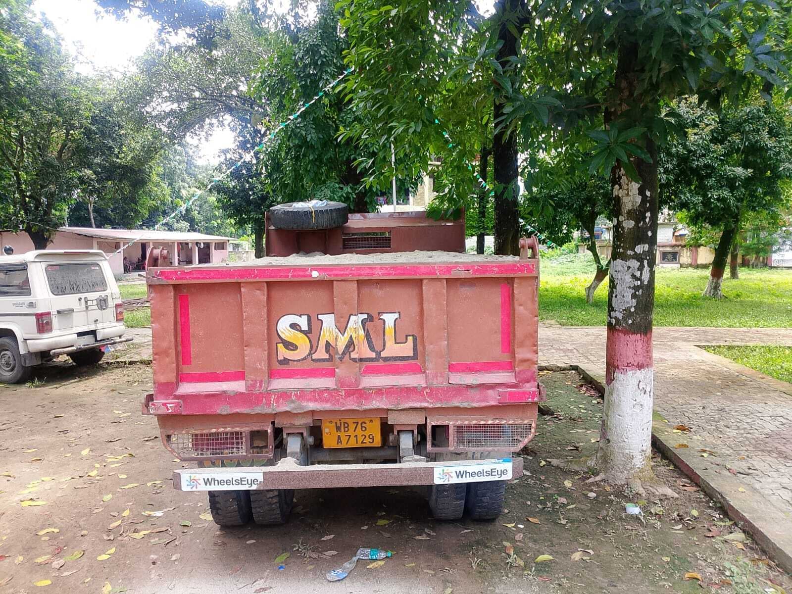 खनन विभाग ने छापेमारी कर बालू लदे दो वाहनों को किया जब्त