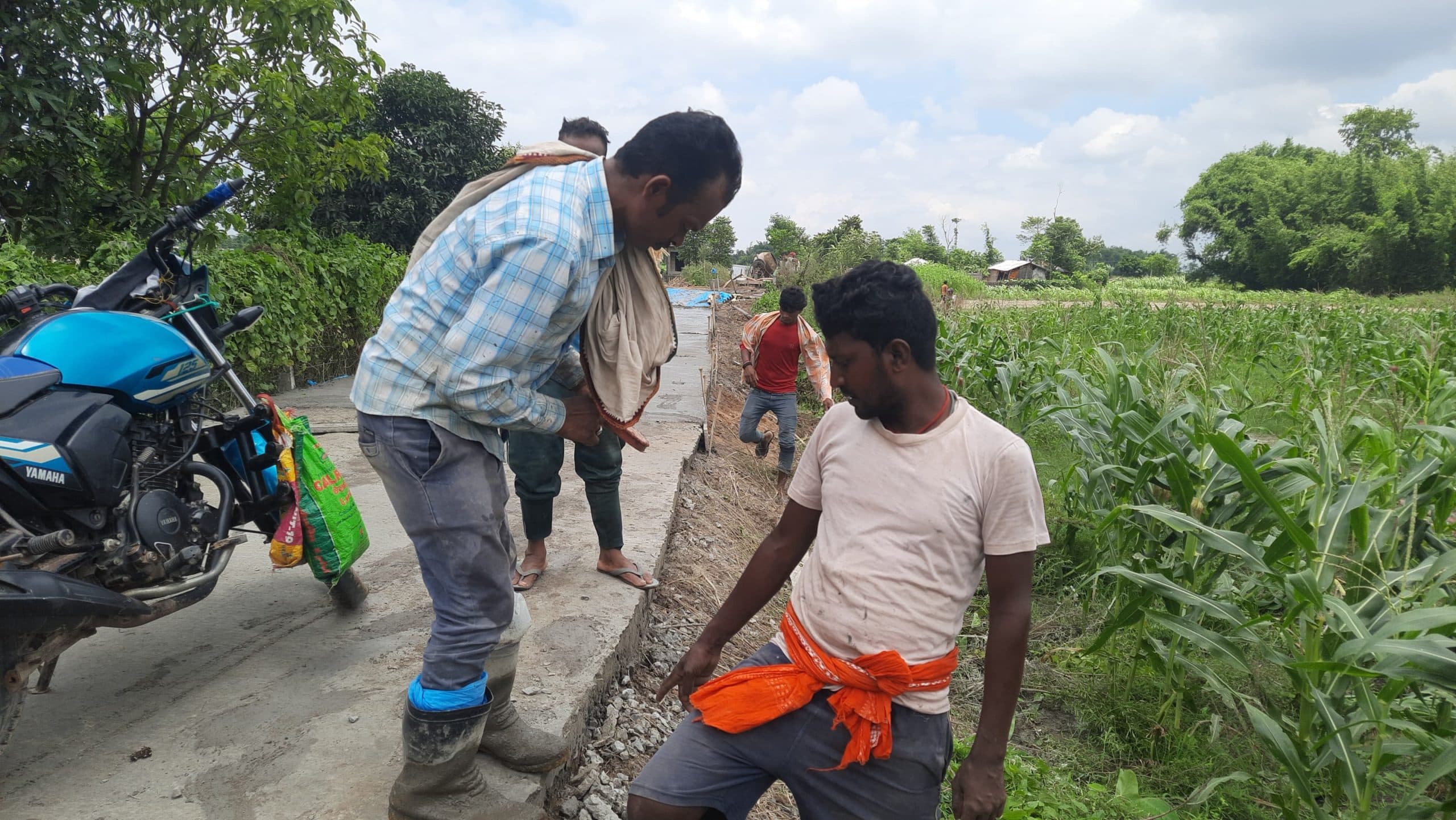 पीसीसी सड़क निर्माण कार्य पर ग्रामीणों ने उठाये सवाल