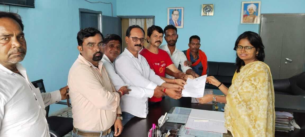 तमाड़ में सड़क निर्माण को लेकर आजसू ने सौंपा ज्ञापन