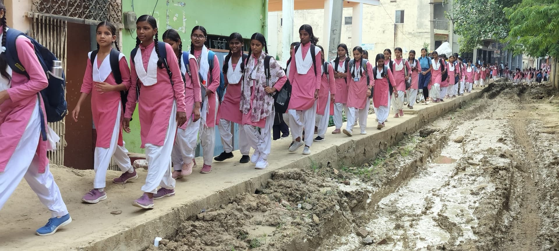 Kaimur News : बालिका प्लस-टू स्कूल की मुख्य सड़क कीचड़ में तब्दील, नाले के रास्ते विद्यालय जा रहीं छात्राएं