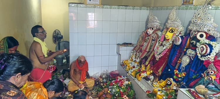 Seraikela Kharsawan News : प्रभु जगन्नाथ, बलभद्र व देवी सुभद्रा का भव्य श्रृंगार, भोग लगे