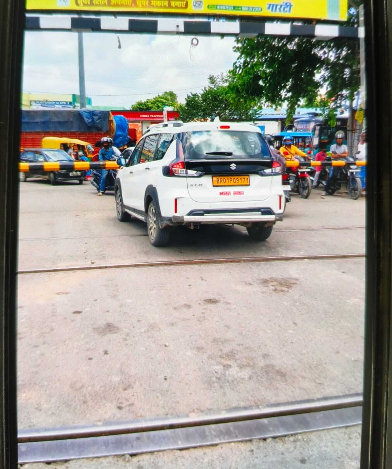 रामदयालु में ट्रैक पर फंसी रेल अधिकारी की कार, बूमर नहीं खोलने पर गेटमैन को दी धमकी