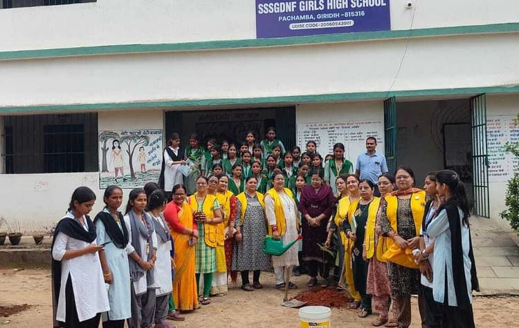 Giridih News :लायंस क्लब ऑफ गिरिडीह जागृति ने किया पौधरोपण