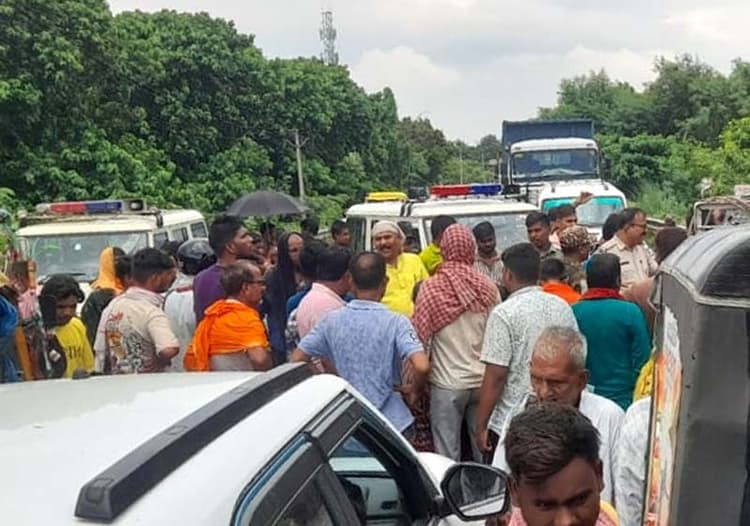 आरोपित की गिरफ्तारी नहीं होने से भड़के परिजनों ने किया एनएच-80 जाम