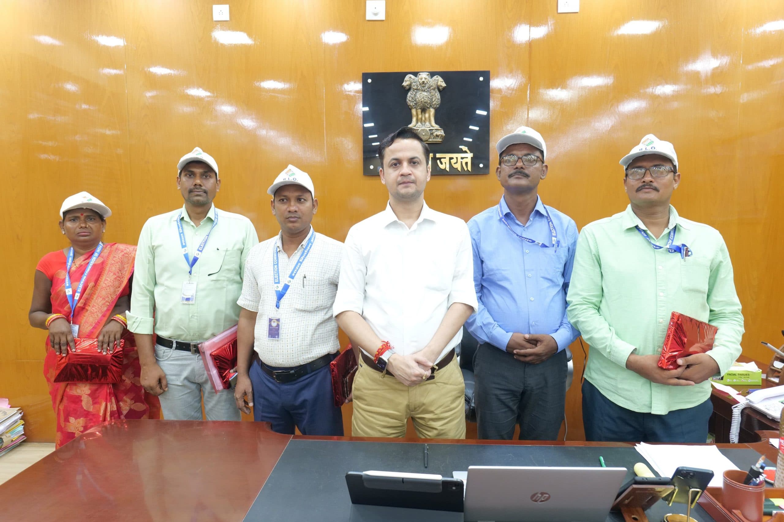 Madhubani News : बेहतर काम करने वाले पांच बीएलओ को डीएम ने किया सम्मानित