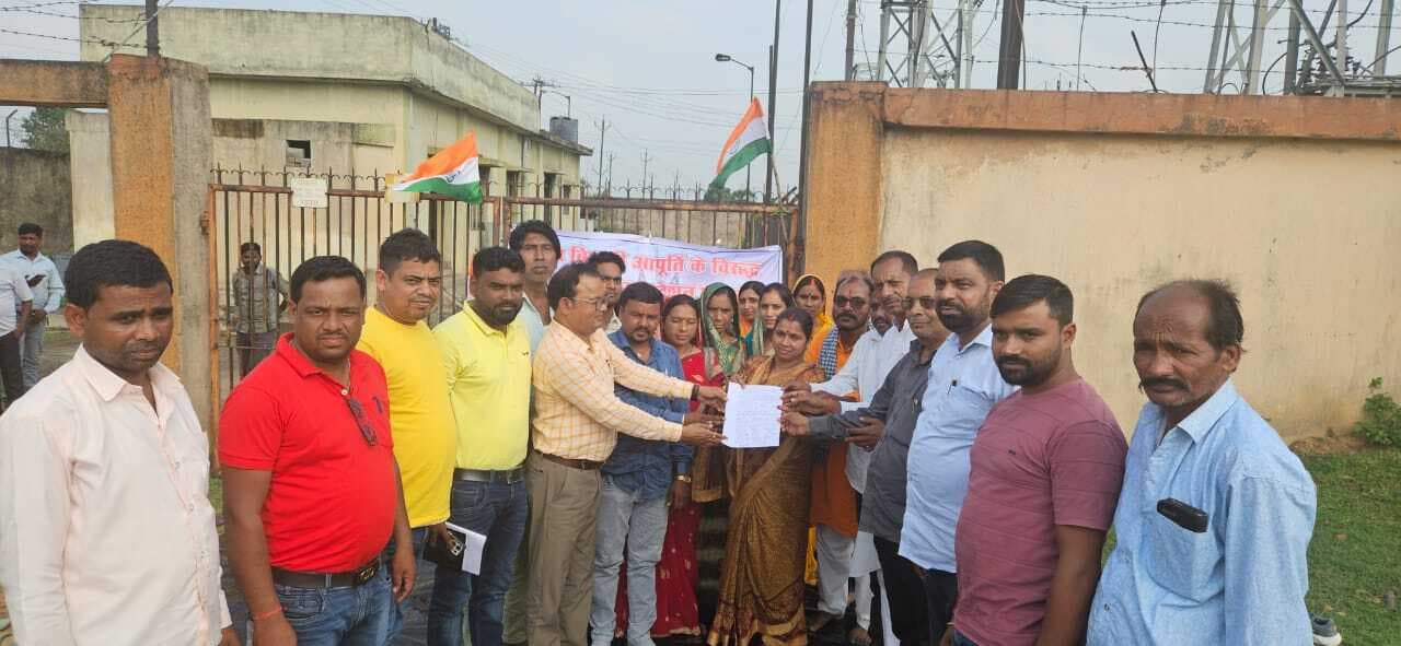 Giridih News :लो वोल्टेज की समस्या से जूझ रहे तीन पंचायतों के मुखिया ने दिया धरना