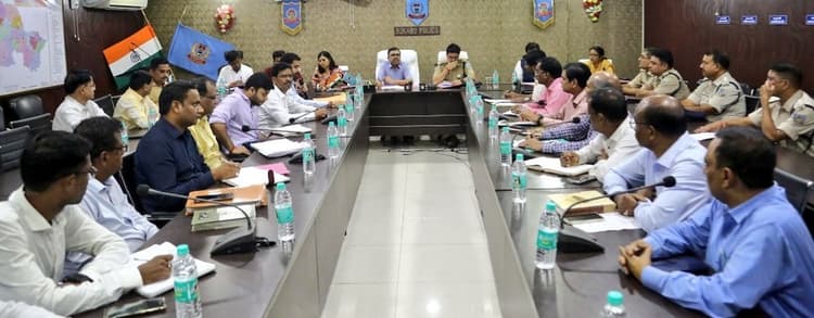 Bokaro News : अवैध खनन-परिवहन पर करें प्रभावी कार्रवाई : उपायुक्त