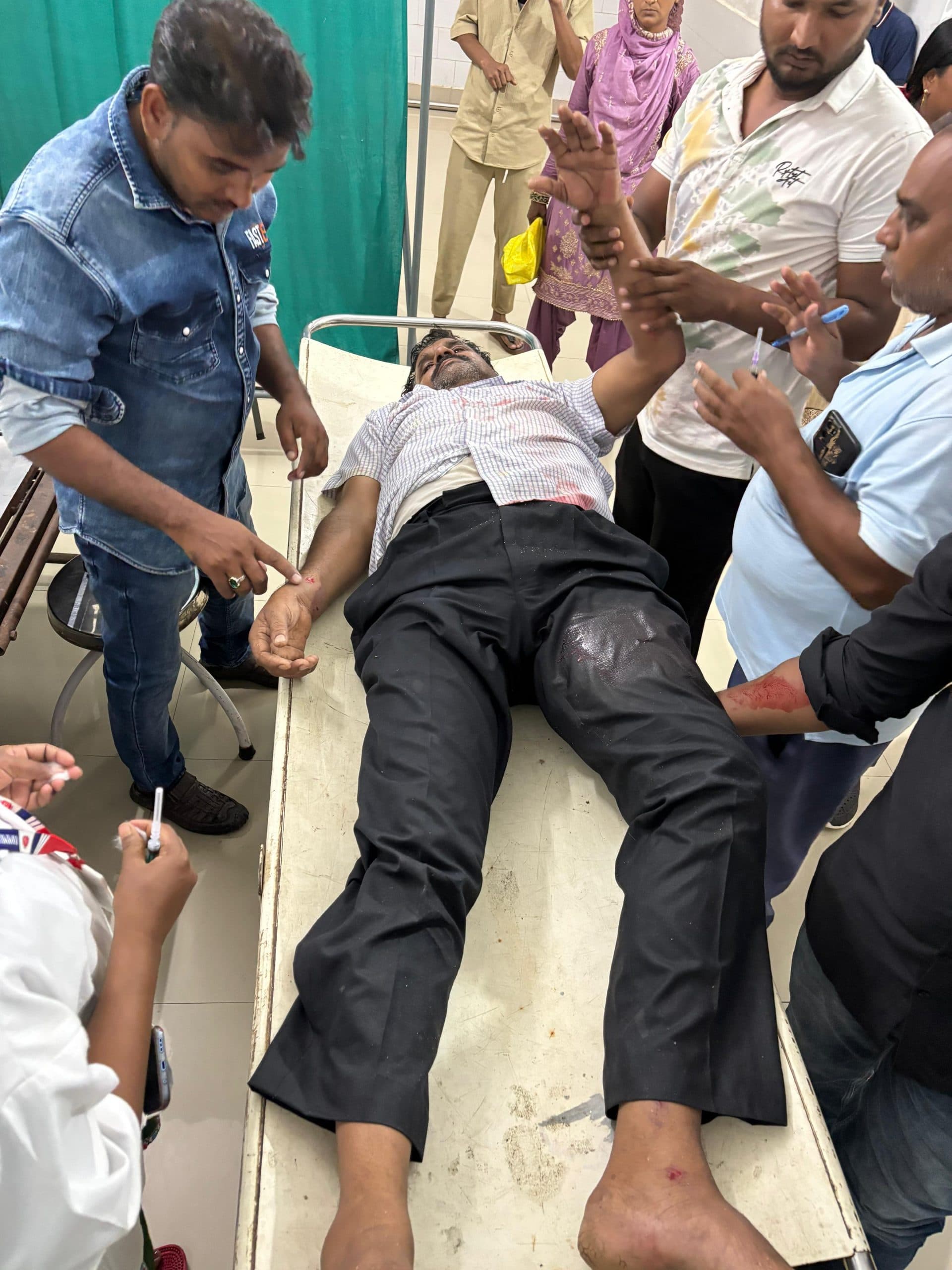 Giridih News :कार की चपेट आने से मुखिया घायल