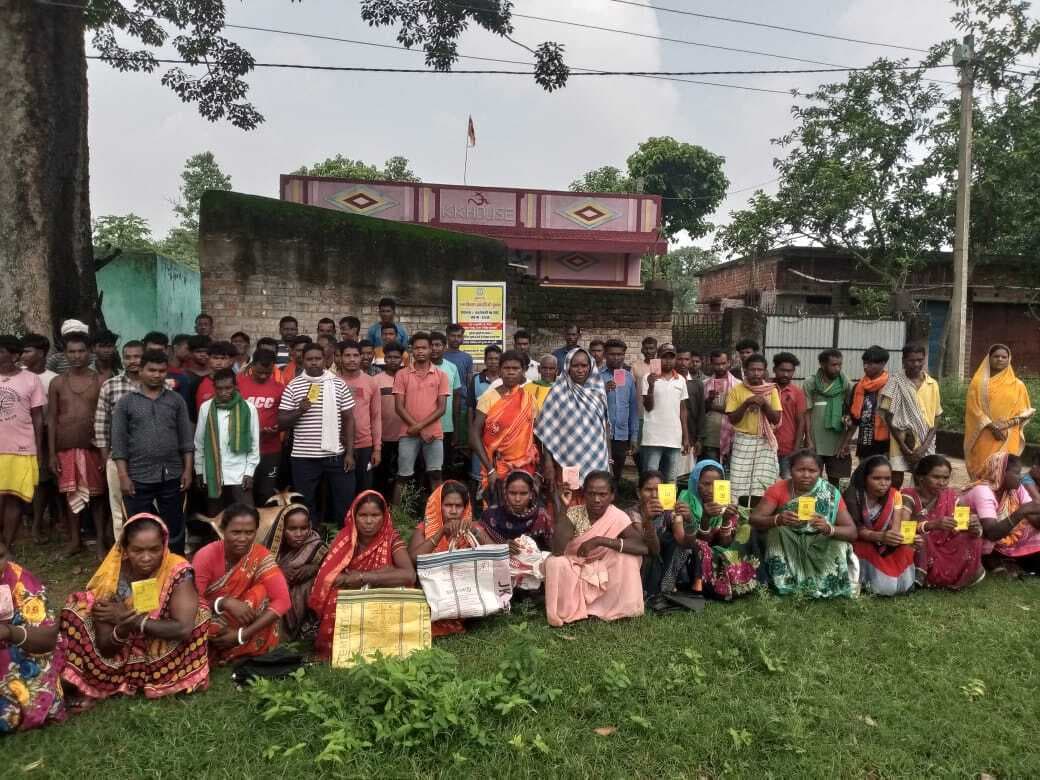 Giridih News :कार्डधारियों ने किया पीडीएस दुकान का घेराव