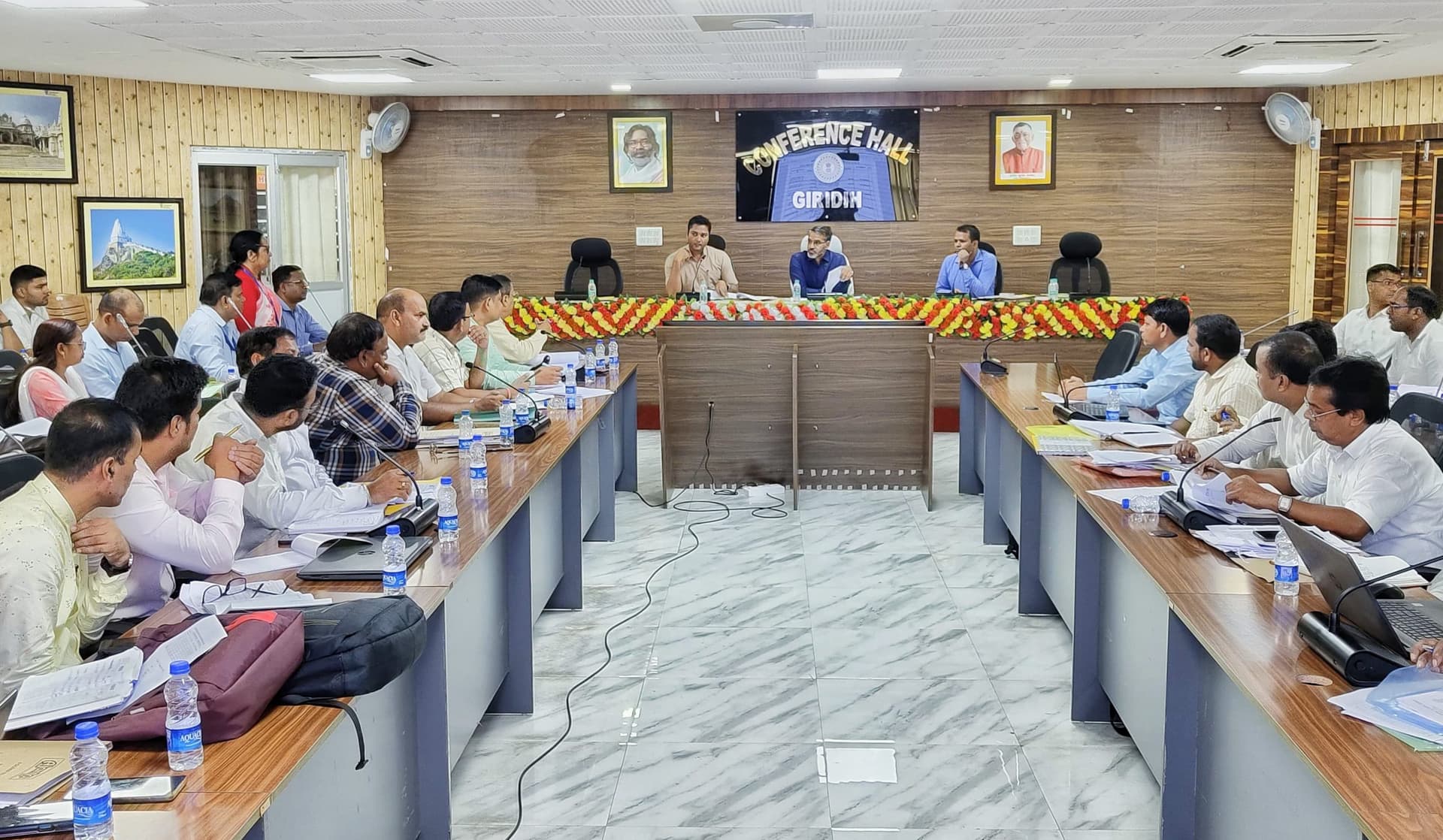 Giridih News :डीसी ने की शिक्षा विभाग के तहत कार्यान्वित योजनाओं की समीक्षा