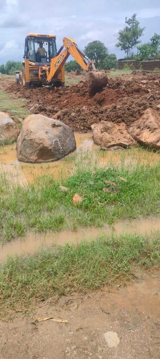 Giridih News :गैरमजरूआ जमीन में खोदी गई नींव को सीओ ने भरवाया