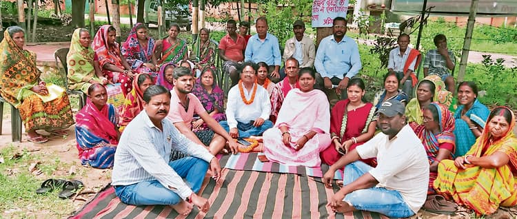 East Singhbhum News : अबुआ आवास योजना पर महंगी ईंट बनी बाधा, ब्लॉक पर धरना