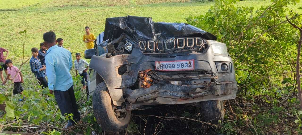 Giridih News :पेड़ से टकरा कर स्कार्पियो खेत में पलटी, पांच जख्मी