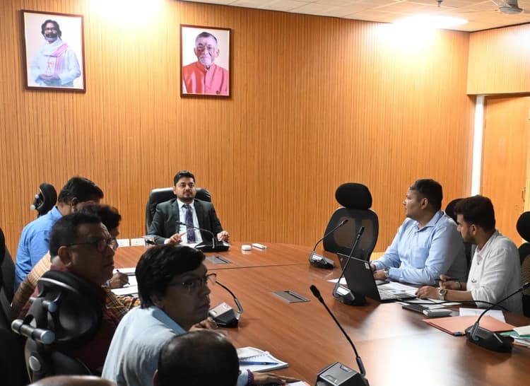 Dhanbad News : धनबाद उपायुक्त ने जेआरडीए की बैठक में दिया स्किल डेवलपमेंट, सुरक्षा व्यवस्था, पेयजल, विद्युत, स्वास्थ्य की बेहतर व्यवस्था पर जोर