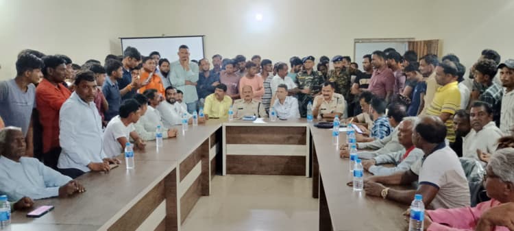 Dhanbad News : तिलाबनी गांव में दो पक्षों में झड़प के बाद गांव में तनाव, नौ नामजद समेत 250 अज्ञात पर केस