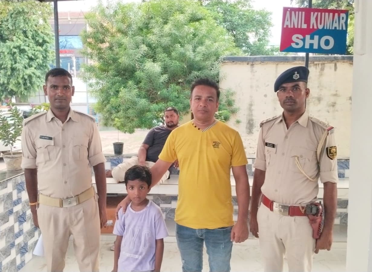 माधवा लाल मेले में गुम हुए किशोर को पुलिस ने परिजनों को सौंपा