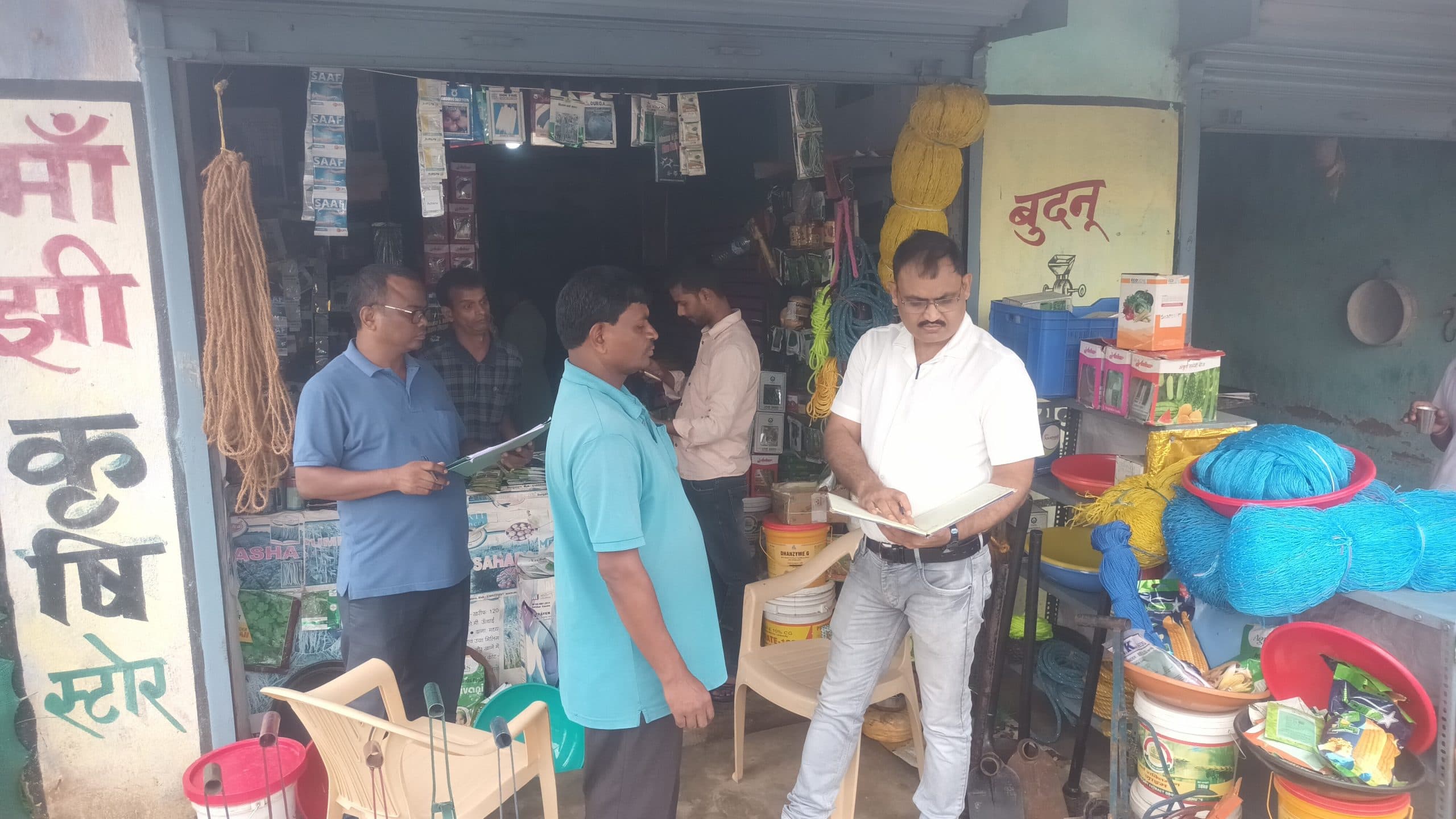 बीडीओ ने किया खाद बीज दुकान का निरीक्षण