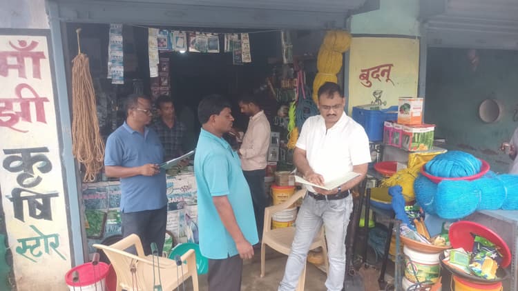 बीडीओ ने किया खाद बीज दुकान का निरीक्षण