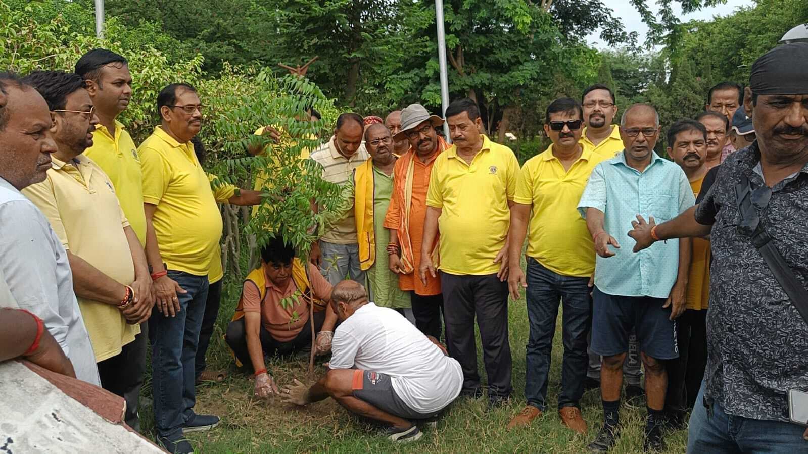 Motihari: जॉर्ज ऑरवेल की जन्मस्थली पर चलाया स्वच्छता एवं पौधारोपण अभियान