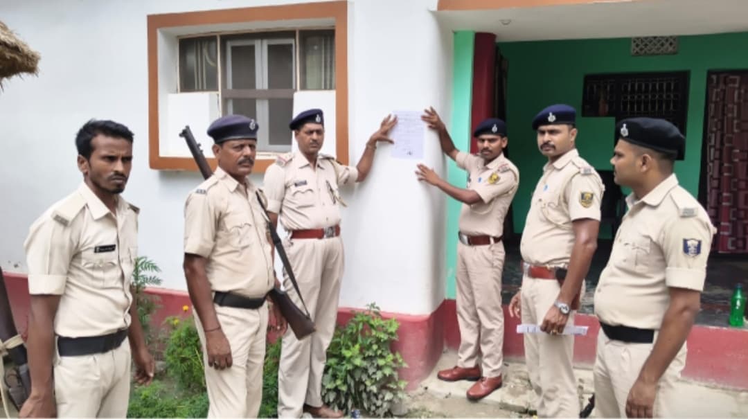 Motihari: बीआरपी हत्या के आरोपियों के घर पुलिस ने चस्पाया इश्तेहार