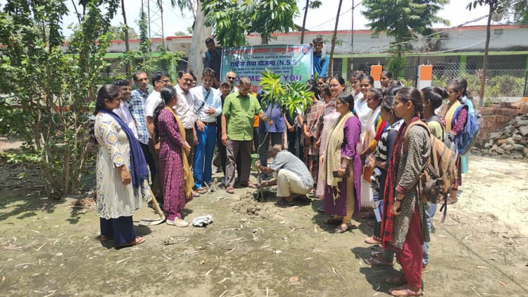 hajipur news. मानव के स्वास्थ्य के लिए पौधारोपण अति आवश्यक : प्राचार्य