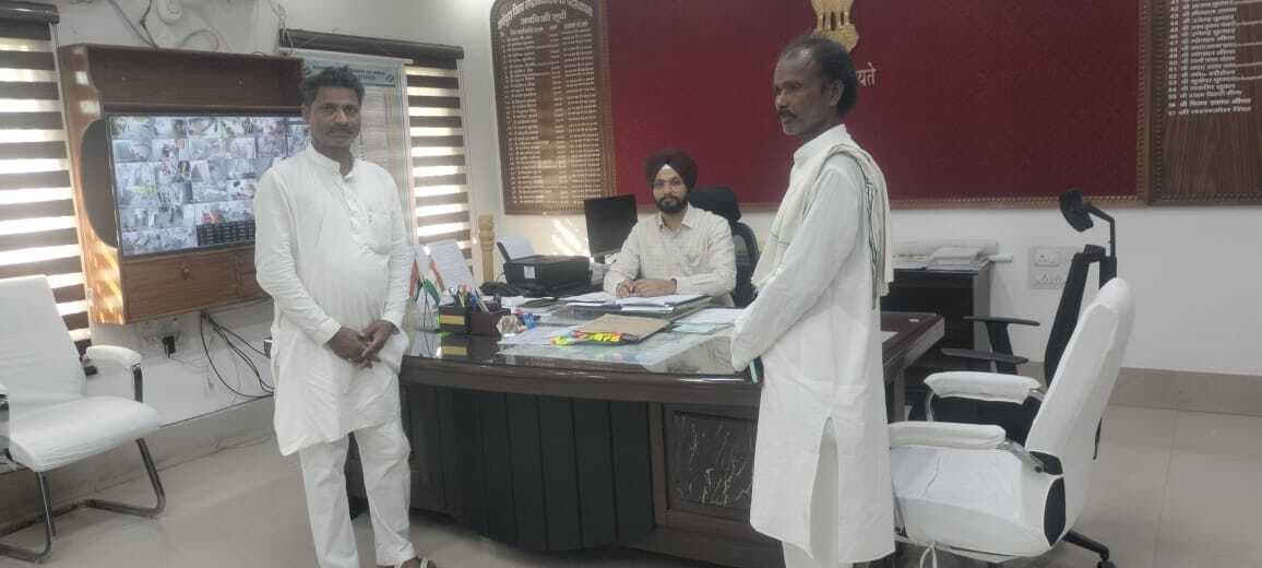 स्वास्थ्य व्यवस्था में सुधार को लेकर डीएम से मिले बीस सूत्री अध्यक्ष