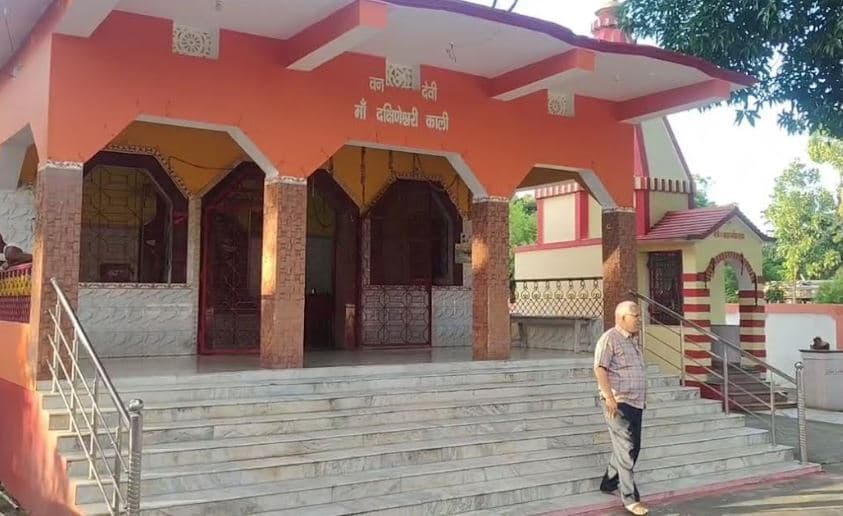 मां दक्षिणेश्वर काली मंदिर से घंटा व लाउडस्पीकर की चोरी