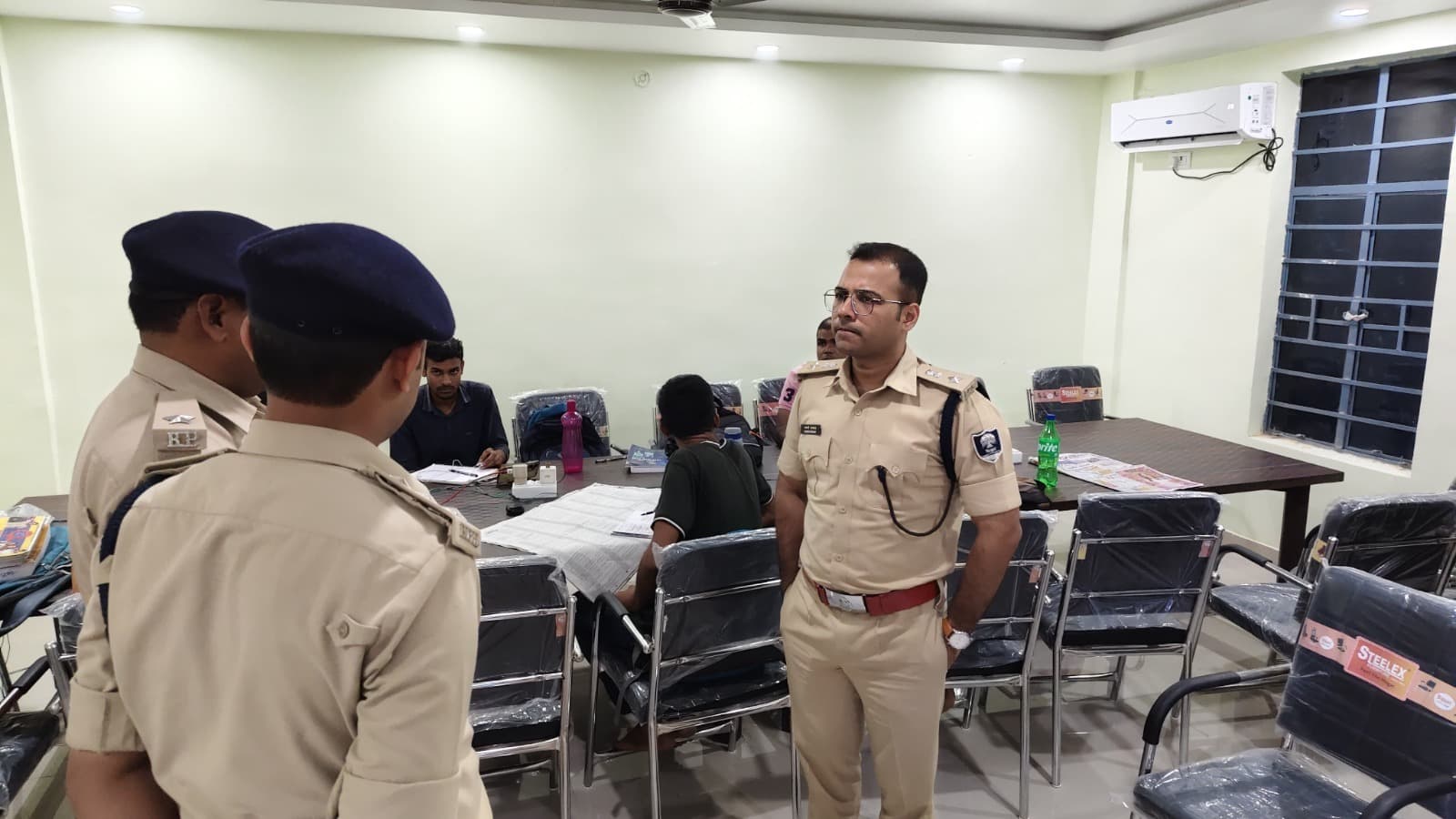 Motihari: पुलिस-पब्लिक लाइब्रेरी का एसपी ने किया निरीक्षण