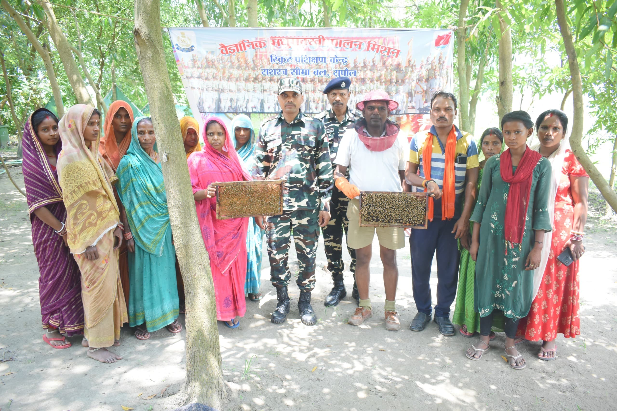 स्वरोजगार को ले ग्रामीणों को मधुमक्खी पालन का दिया गया प्रशिक्षण