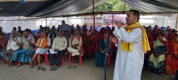 कटाव विस्थापित को बसाने के लिए निर्जला उपवास रखा