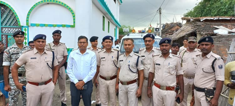 मायामारी गांव में मुहर्रम पर्व शांतिपूर्ण मानने को लेकर ग्रामीणों के साथ की बैठक