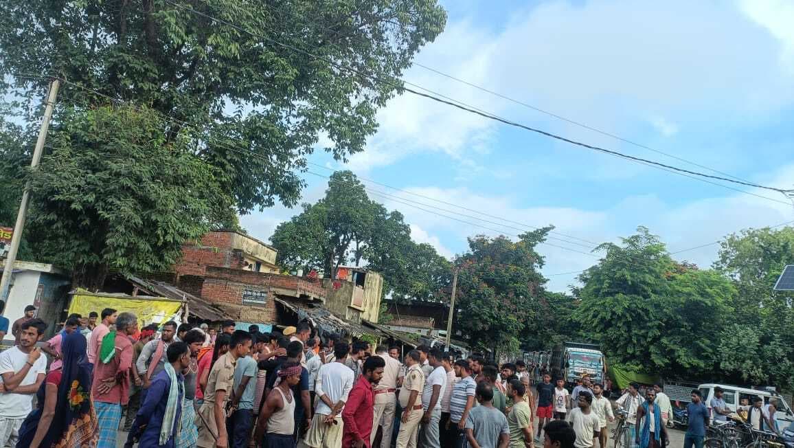 अज्ञात वाहन के धक्के से वृद्ध की मौत, आक्रोशित लोगों ने किया सड़क जाम