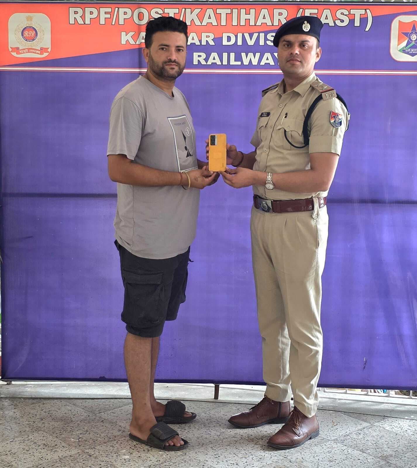 रेलवे सुरक्षा बल की त्वरित कार्रवाई में चोरी हुई मोबाइल की बरामद