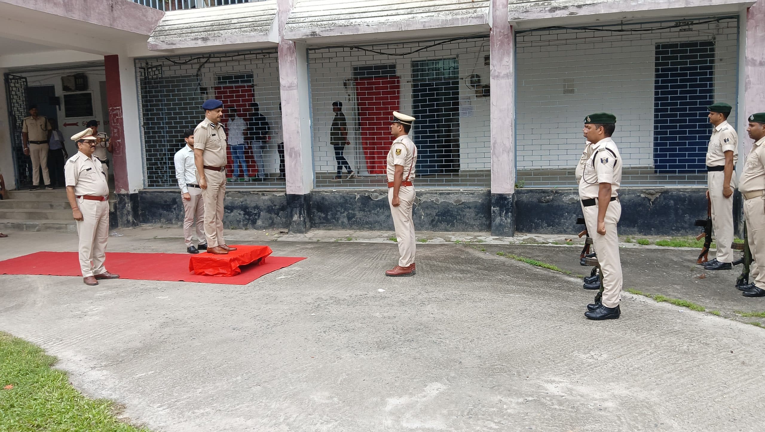 पूर्णिया रेंज के डीआईजी ने बारसोई डीएसपी कार्यालय का किया निरीक्षण