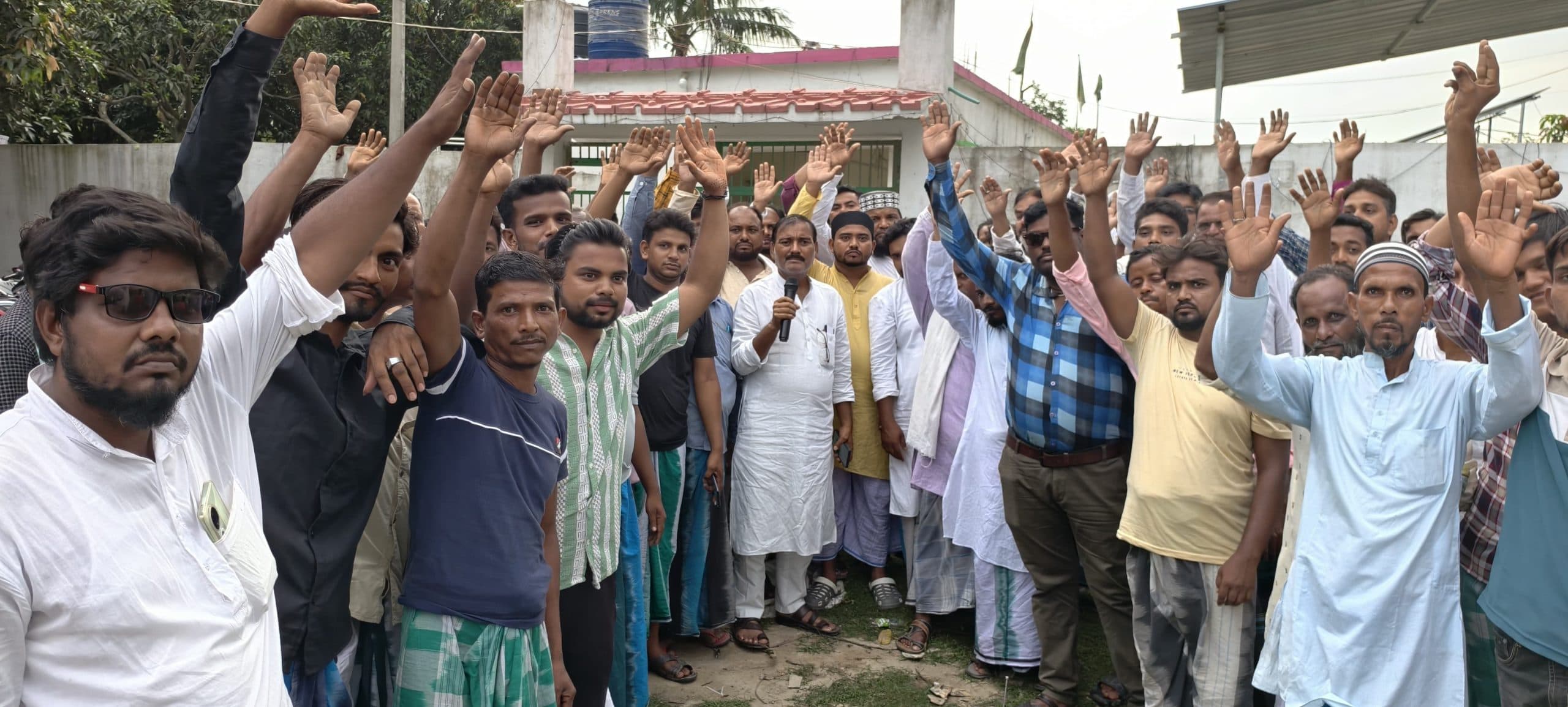 निर्वाचन आयोग के वेबसाइट पर वर्ष 2003 का वोटर लिस्ट अपलोड नहीं रहने से परेशान लोगों ने प्रदर्शन किया