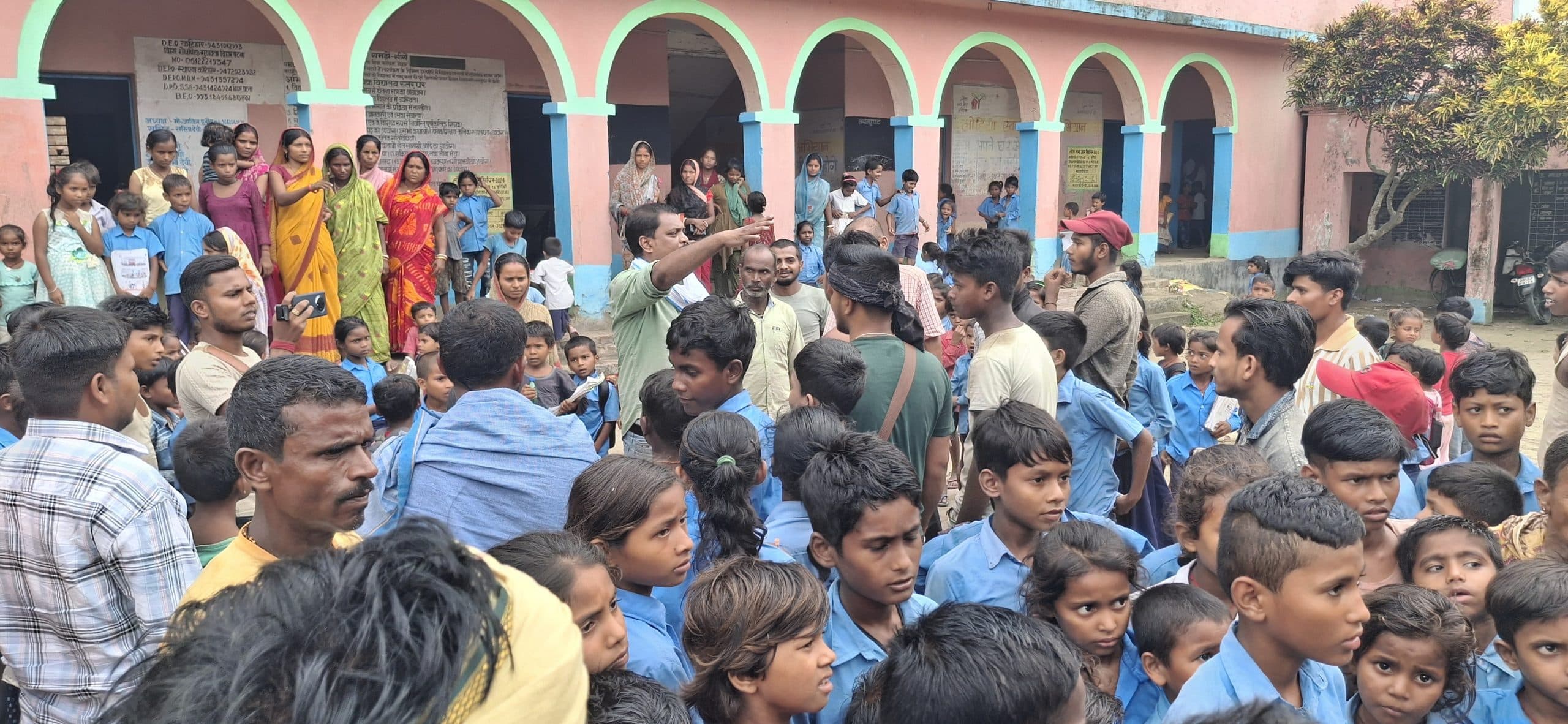 उत्क्रमित मध्य विद्यालय धनेठा में मिड-डे मील में कीड़ा मिलने पर हंगामा