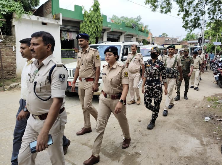 मुहर्रम को लेकर पुलिस ने किया फ्लैग मार्च